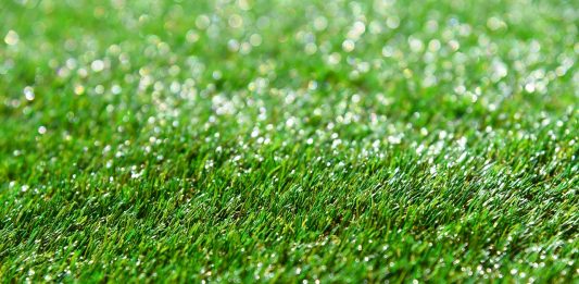 תחזוקה שוטפת של ​​דשא סינטטי